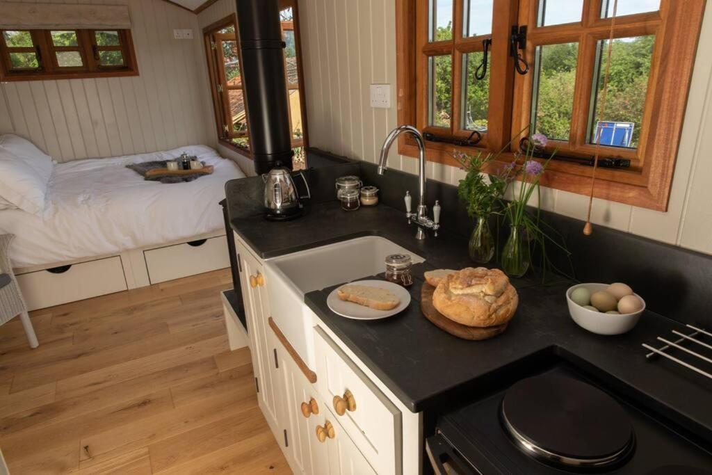 Luxury, Rural Shepherds Hut With Hot Tub Nr Bath Bristol Exteriör bild